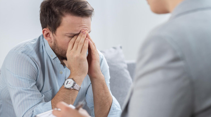 تروما چیست؛ علائم، مراحل، اقدامات لازم برای بهبود 8 درمان تروما بهکمک رواندرمانگر