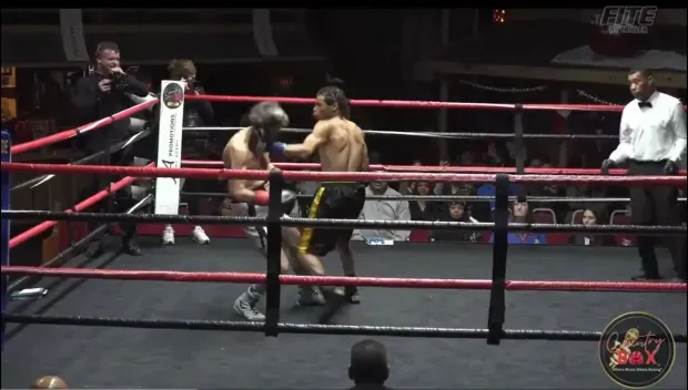 مبارزه مسن ترین بوکسور ولترویت جهان و ناک شدن او توسط حریف 36 ساله‌اش