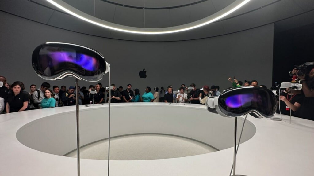 نسخه خارج از ایالات متحده هدست ویژن پرو از تمام ویژگی‌های آن پشتیبانی نمی‌کند!