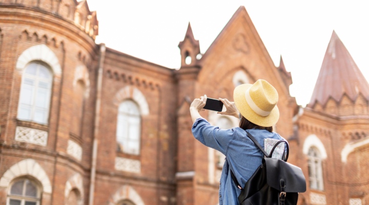 شخصیت شناسی سفر؛ کدام مقاصد و چه نوع سفری مناسب شما است؟_روشنفکر 13 گردشگر عاشق تاریخ و فرهنگ در سن پترزبورگ