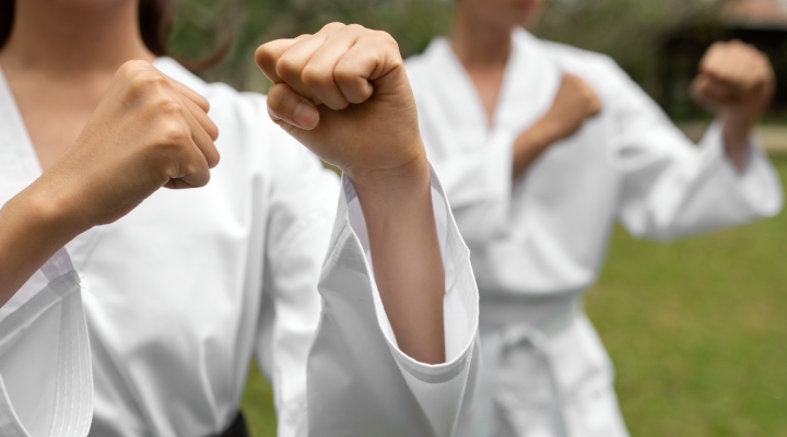 استاکر کیست؟ چطور با او مقابله کنیم؟_روشنفکر 8 شرکت کردن در کلاس دفاع شخصی برای محافظت از خود در برابر فرد استاکر