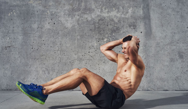 انواع حرکت کرانچ؛ روش انجام و اشتباهات رایج_روشنفکر 19 فشارآوردن به شانه و گردن از اشتباهات انجام حرکت کرانچ