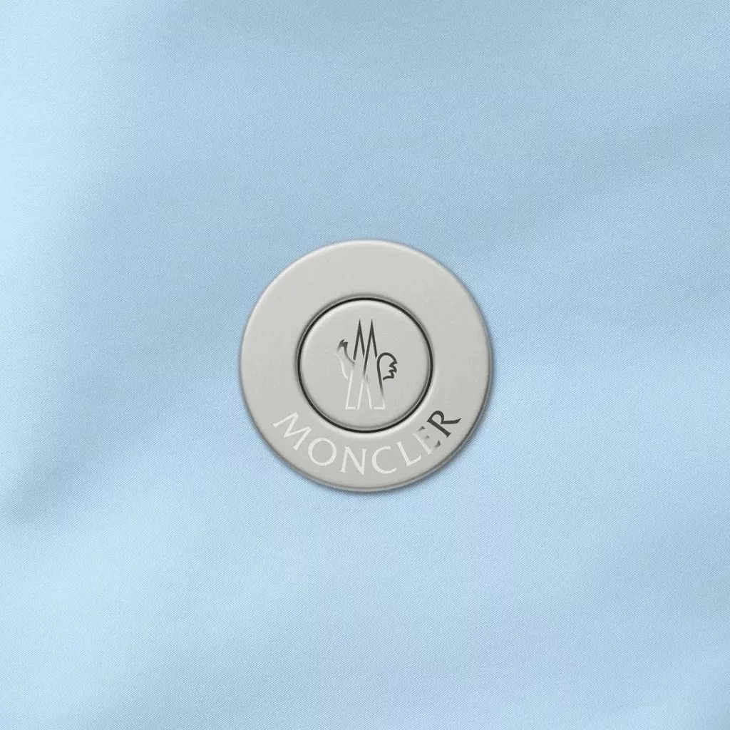 تاثییر تازه جانی آیو با همکاری برند مونکلر: ژاکتی با دکمههای خاص!_روشنفکر 6 طراحی دکمه برای ژاکت مونکلر