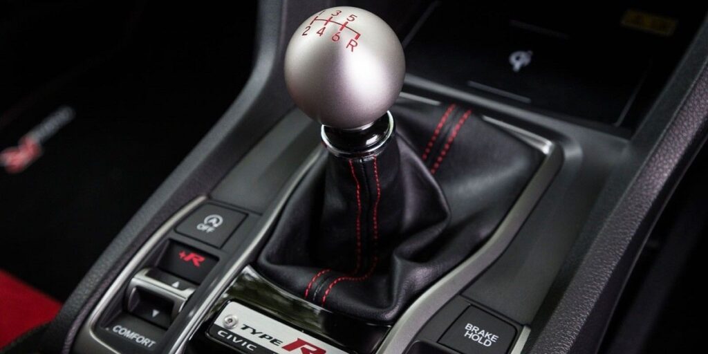 دنده مرده چیست؟ زیان های رانندگی با دنده مرده برای گیربکس_روشنفکر 9 دنده مرده چیست؟