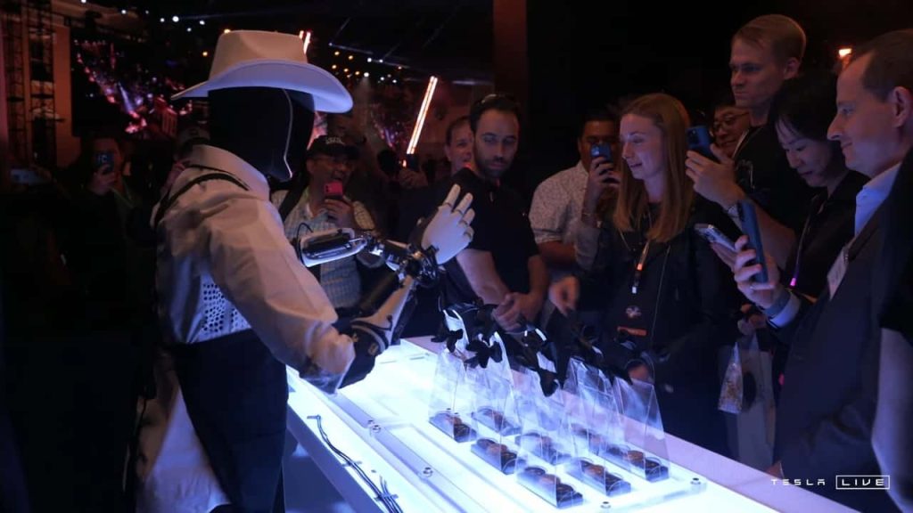 ربات‌های اپتیموس در رویداد اخیر تسلا توسط انسان‌ها کنترل می‌شدند