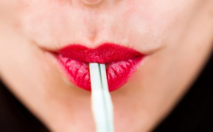 ۳۳ کارهایی که علتپیری می شود_روشنفکر 28 نوشیدن با نی به ایجاد چروک در اطراف دهان منجر می شود