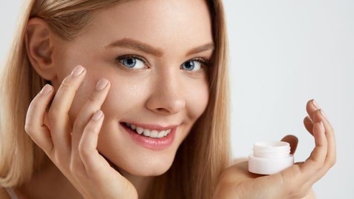 ۳۳ کارهایی که علتپیری می شود_روشنفکر 34 مراقبت نامناسب پوست باعث پیری می شود