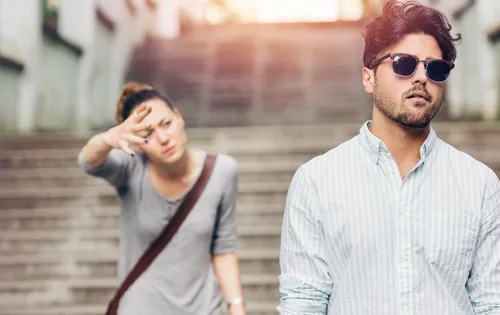 رابطه با مرد آلفا: آیا با یک مرد آلفا رابطه دارید؟ + ویژگیها مرد آلفا در رابطه_روشنفکر 38 بحث زن و مرد روی پله های خیابان و مرد بی خیال