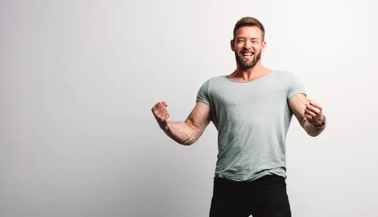 رابطه با مرد آلفا: آیا با یک مرد آلفا رابطه دارید؟ + ویژگیها مرد آلفا در رابطه_روشنفکر 37 مرد خوشحال هیکلی با دست های مشت کرده