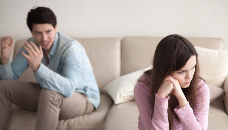 بحث زن و مرد روی مبل