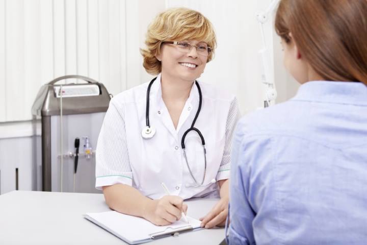 افت اسید معده با ۱۳ روش خانگی | برای افت اسید معده چه بخوریم؟_روشنفکر 50 مراجعه به پزشک برای درمان بالا رفتن اسید معده