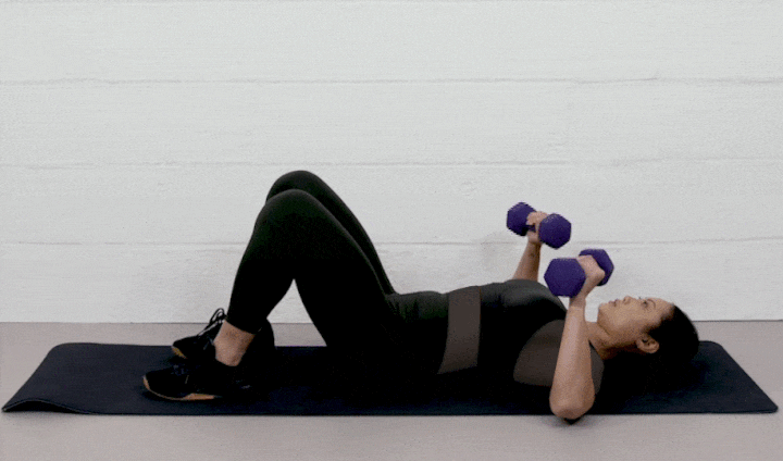 حرکات بدنسازی با دمبل؛ ۲۷ تمرین و انواع حرکات با دمبل_روشنفکر 81 ورزش با دمبل - پرس دمبل روی زمین