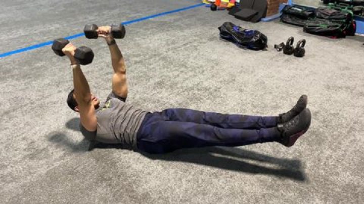 حرکات بدنسازی با دمبل؛ ۲۷ تمرین و انواع حرکات با دمبل_روشنفکر 89 ورزش با دمبل - اسکال کراشر هالو بادی