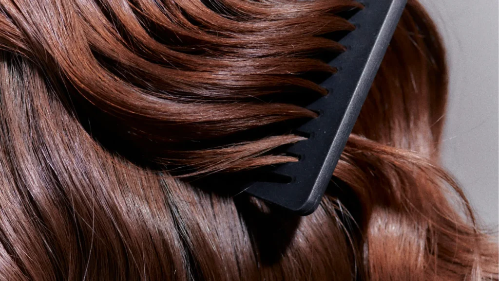 روتین مراقبت از مو در آب و هوای خشک و مرطوب ( محصولات لازم) 4 روتین مراقبت از مو در آب و هوای خشک و مرطوب ( محصولات لازم)