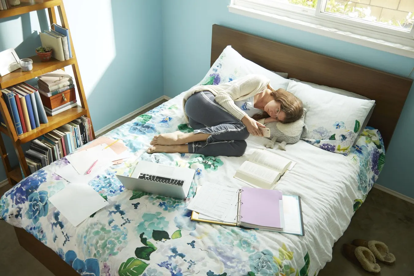 اهمال کاری چیست؟ انواع، علل و راهکارهای مقابله با آن_روشنفکر 25 دراز کشیدن دختر در تختخواب با کتاب ها