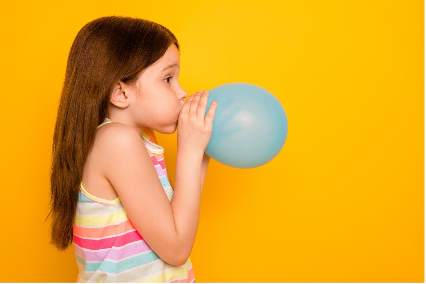 ۱۵ بازی برای کنترل خشم کودکان؛ چطور به کودکمان مدیریت خشم را آموزش دهیم؟_روشنفکر 10 باد کردن بادکنک دختر بچه