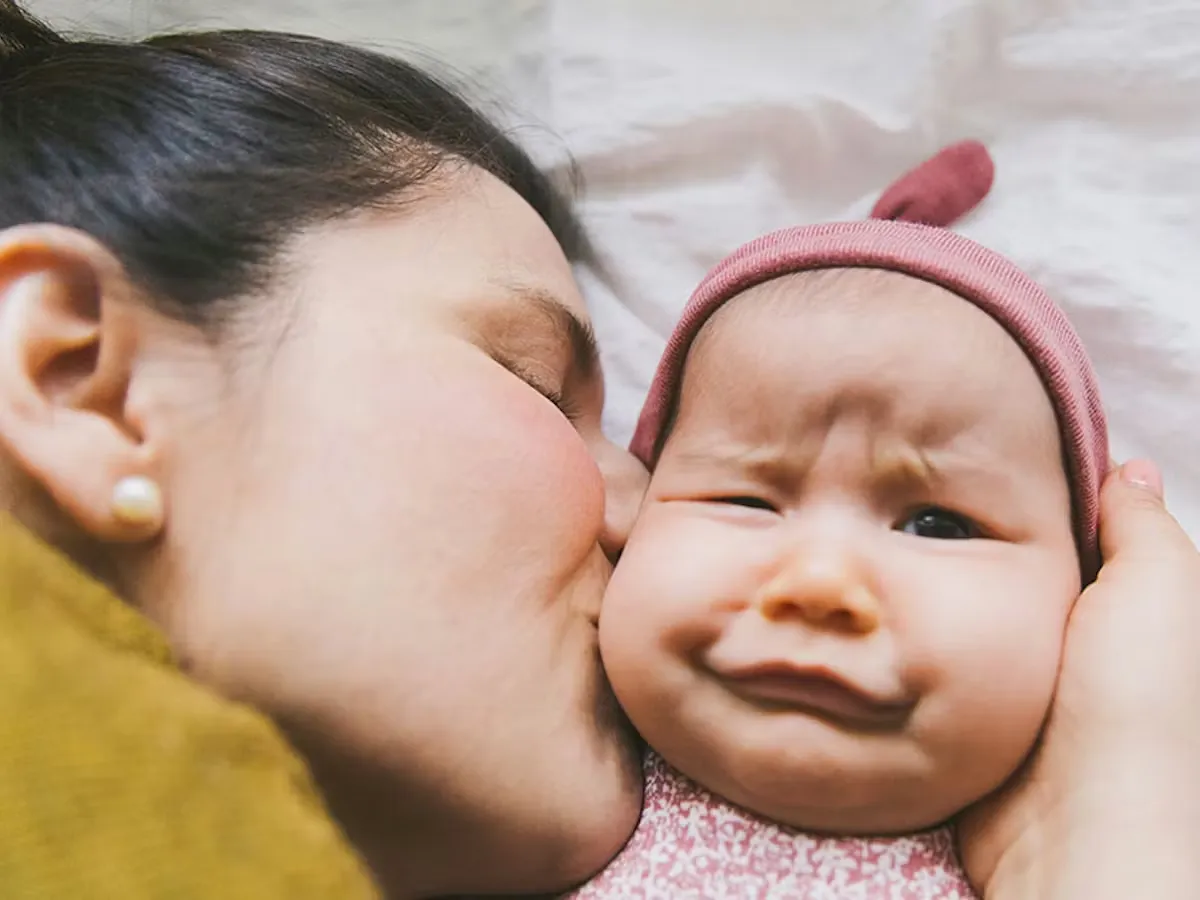 واکنش نوزاد به بوسه مادر
