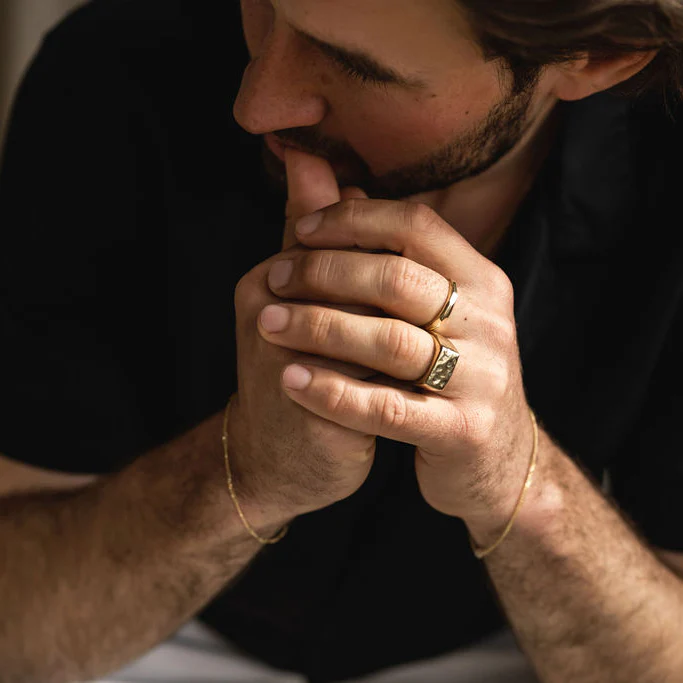 طلا در دست مرد