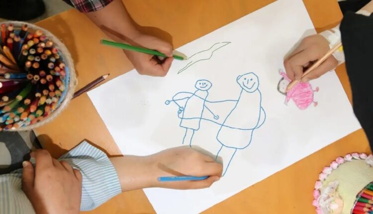 پسرک مبتلا به سرطان ولی با دست‌های زیاد بلند_روشنفکر